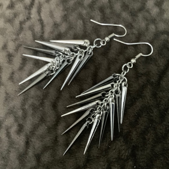 New Fancy Dangling Fashion Earrings - Picture 2 of 6